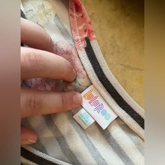 Lularoe puff dolman sleeve 2x - Picture 5 of 5